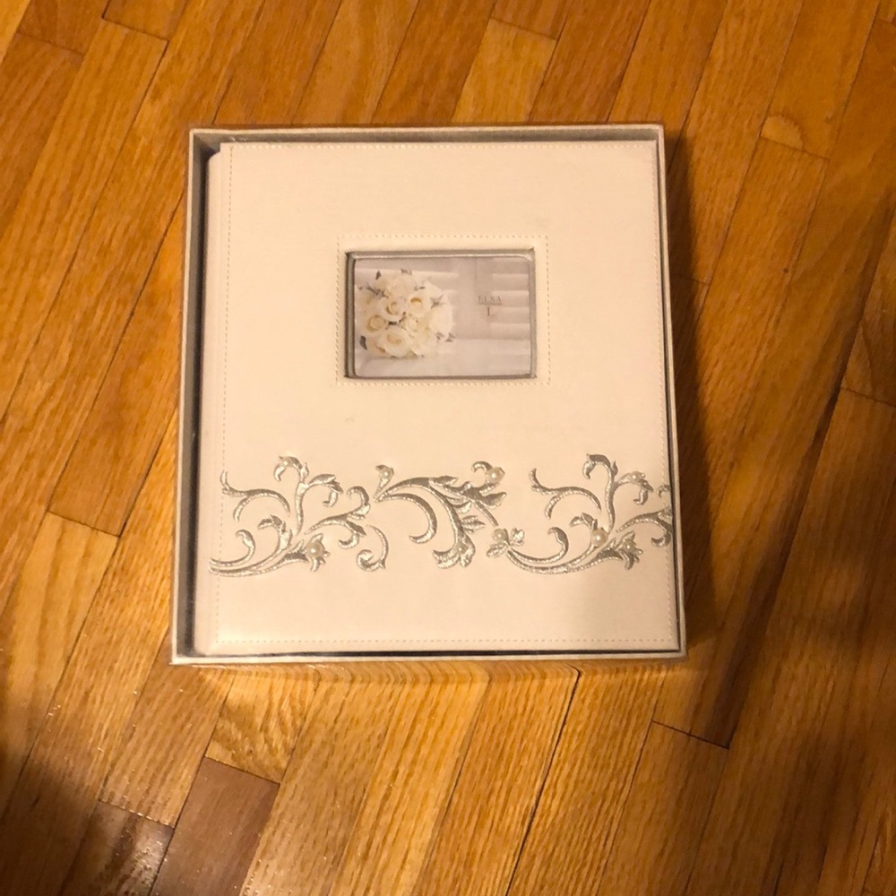 Beautiful brand new Elsa photo album 4x6